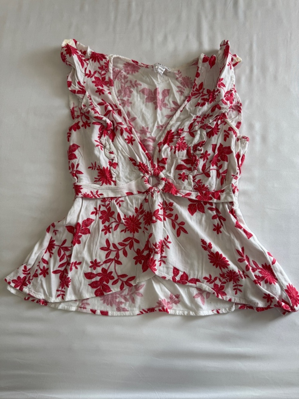 Venus red & white floral sleeveless blouse with tie front detail. Size S / 2